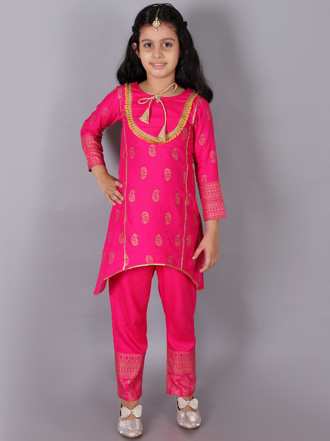 M'andy Girls Ethnic Motifs Printed Asmmetric Hemline Panelled Kurta with Trousers, Pink
M'andy Girls Ethnic Motifs Printed Asmmetric Hemline Panelled Kurta with Trousers, Pink