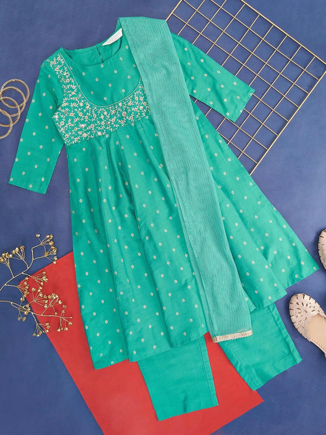 AKKRITI BY PANTALOONS Girls Ethnic Motifs Printed Anarkali Kurta & Trouser With Dupatta, Turquoise blue
AKKRITI BY PANTALOONS Girls Ethnic Motifs Printed Anarkali Kurta & Trouser With Dupatta, Turquoise blue