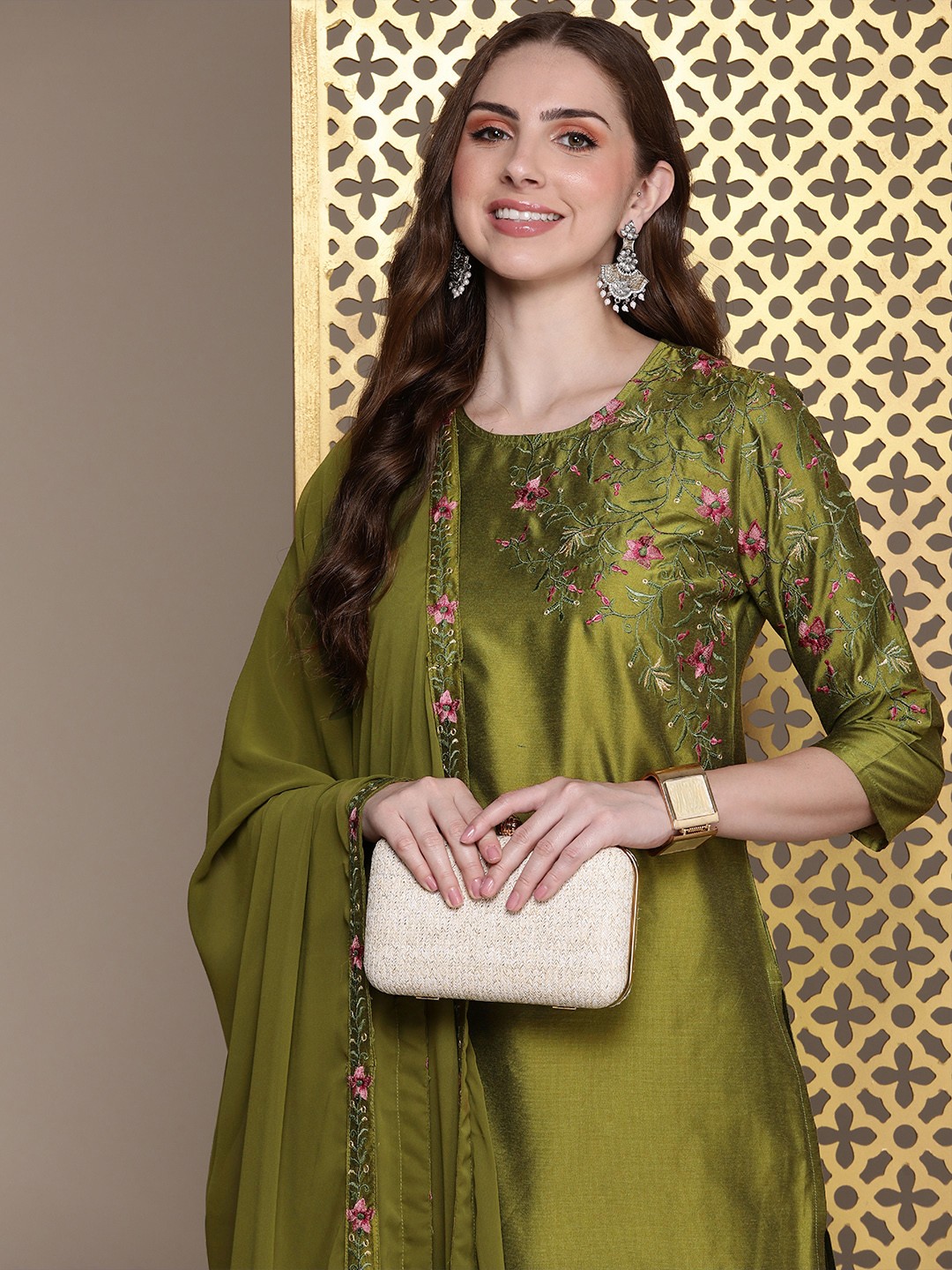 House of Pataudi Jashn Ethnic Motifs Embroidered Kurta with Trousers & Dupatta, Green
House of Pataudi Jashn Ethnic Motifs Embroidered Kurta with Trousers & Dupatta, Green