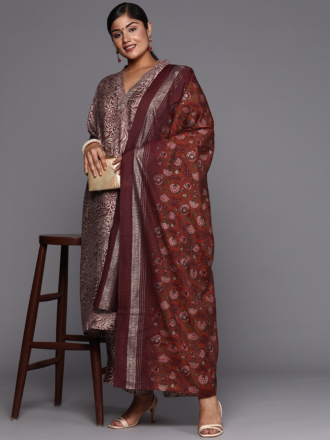 EXTRA LOVE BY LIBAS Plus Size Floral Printed Zari Kurta with Trousers & With Dupatta, Maroon
EXTRA LOVE BY LIBAS Plus Size Floral Printed Zari Kurta with Trousers & With Dupatta, Maroon