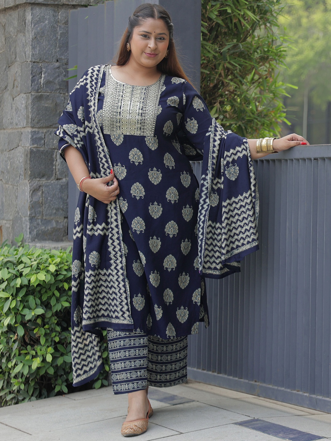 EXTRA LOVE BY LIBAS Plus Size Floral Yoke Design Regular Sequinned Kurta Set, Navy blue
EXTRA LOVE BY LIBAS Plus Size Floral Yoke Design Regular Sequinned Kurta Set, Navy blue