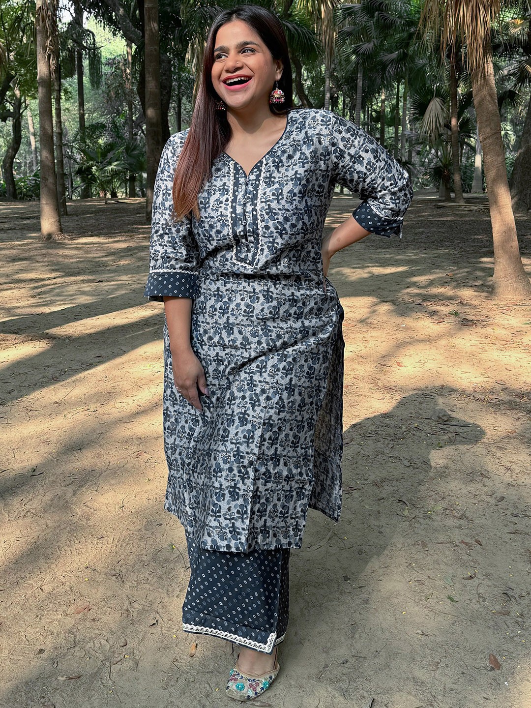 EXTRA LOVE BY LIBAS Plus Size Floral Printed Regular Gotta Patti Kurta with Palazzos, Navy blue
EXTRA LOVE BY LIBAS Plus Size Floral Printed Regular Gotta Patti Kurta with Palazzos, Navy blue