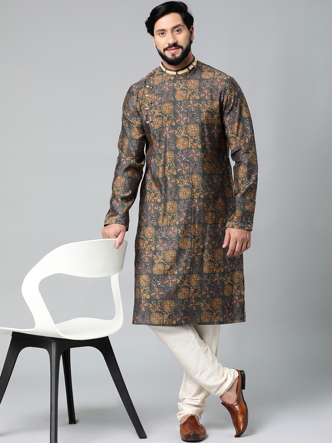 TheEthnic.Co Floral Printed Band Collar Regular Pure Cotton Kurta With Trousers, Grey
TheEthnic.Co Floral Printed Band Collar Regular Pure Cotton Kurta With Trousers, Grey