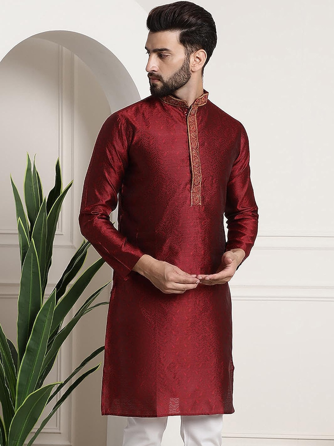 ROYAL KURTA Ethnic Motifs Yoke Design Mandarin Collar Jacqaurd Silk Straight Kurta, Maroon
ROYAL KURTA Ethnic Motifs Yoke Design Mandarin Collar Jacqaurd Silk Straight Kurta, Maroon