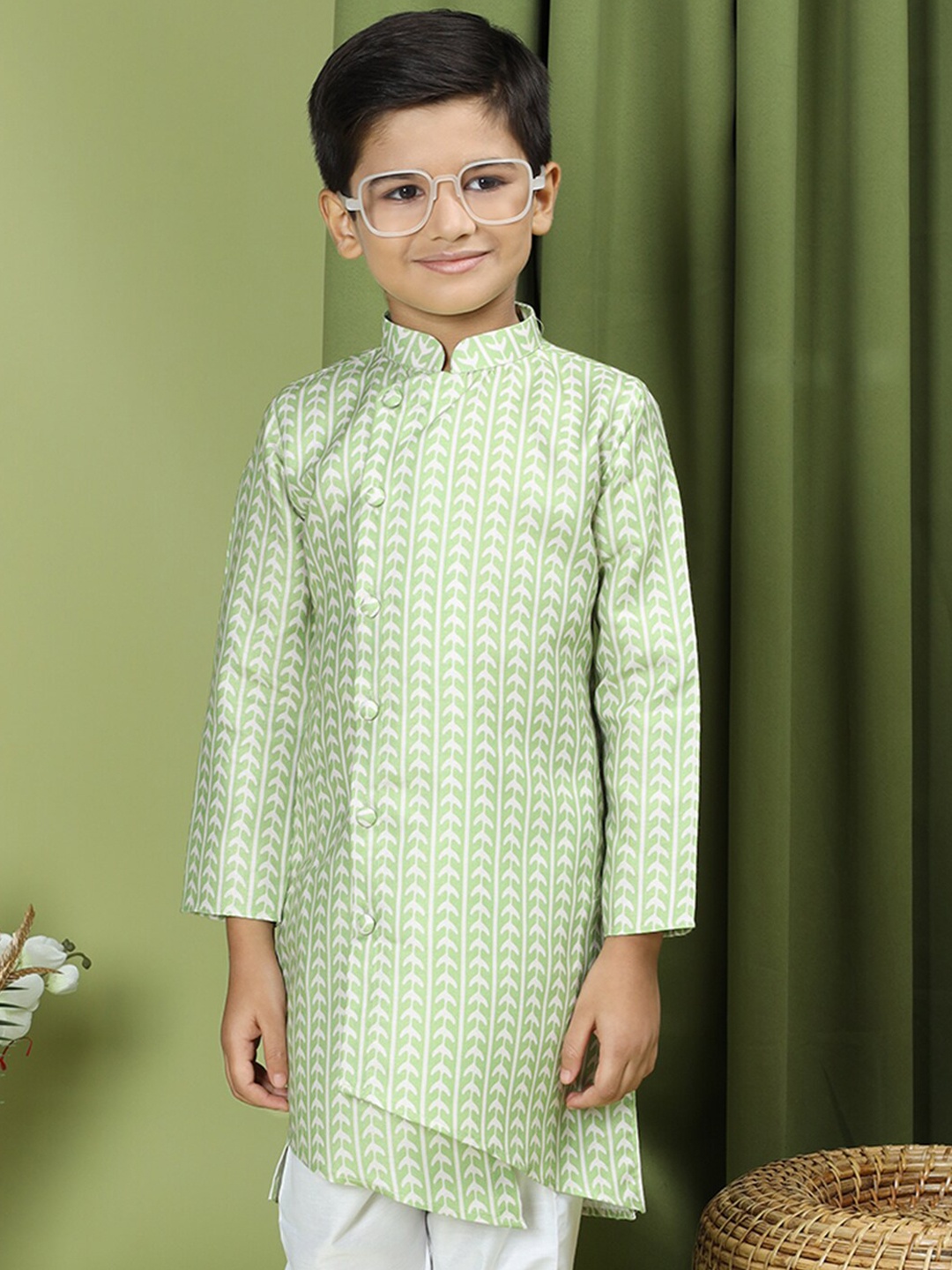 TABARD Boys Ethnic Motif Printed Mandarin Collar Asymmetric Hem Pure Cotton Straight Kurta, Green
TABARD Boys Ethnic Motif Printed Mandarin Collar Asymmetric Hem Pure Cotton Straight Kurta, Green