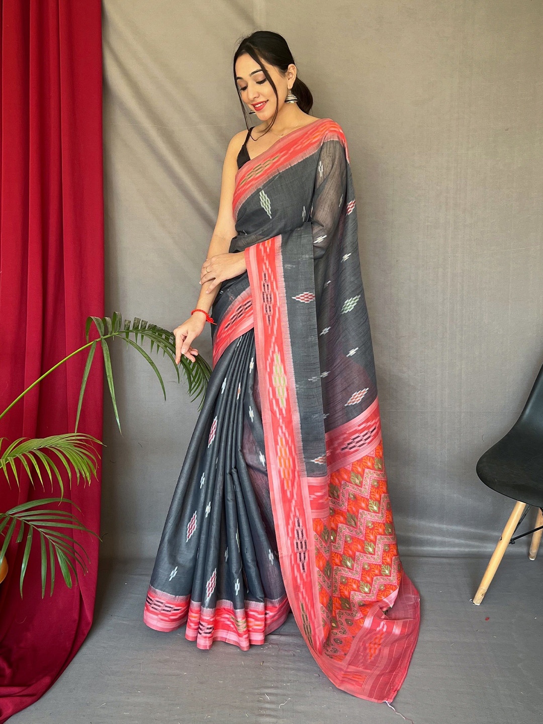 Munir Geometric Woven Design Zari Pure Linen Ikat Saree, Black