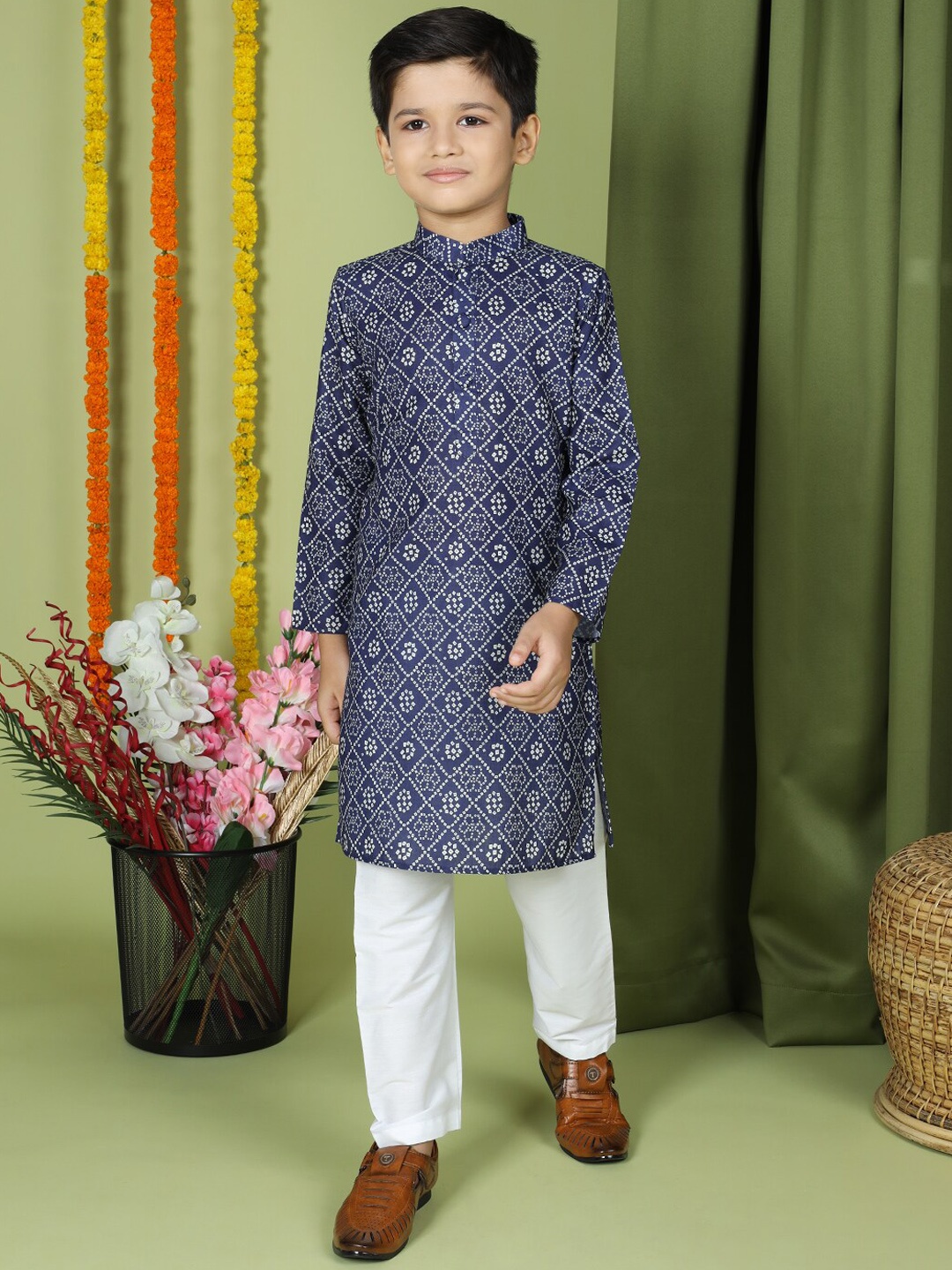 TABARD Boys Ethnic Motifs Printed Mandarin Collar Pure Cotton Kurta with Pyjamas, Blue
TABARD Boys Ethnic Motifs Printed Mandarin Collar Pure Cotton Kurta with Pyjamas, Blue