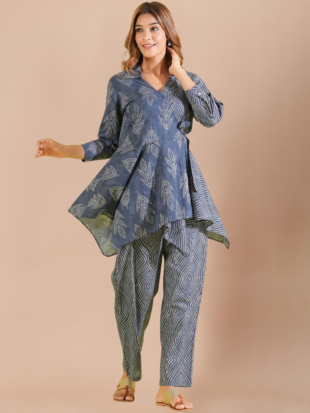 SIDYAL Ethnic Motif Printed Shirt Collar Angrakha Style Kurta and Trousers Kurta Set, Grey
SIDYAL Ethnic Motif Printed Shirt Collar Angrakha Style Kurta and Trousers Kurta Set, Grey