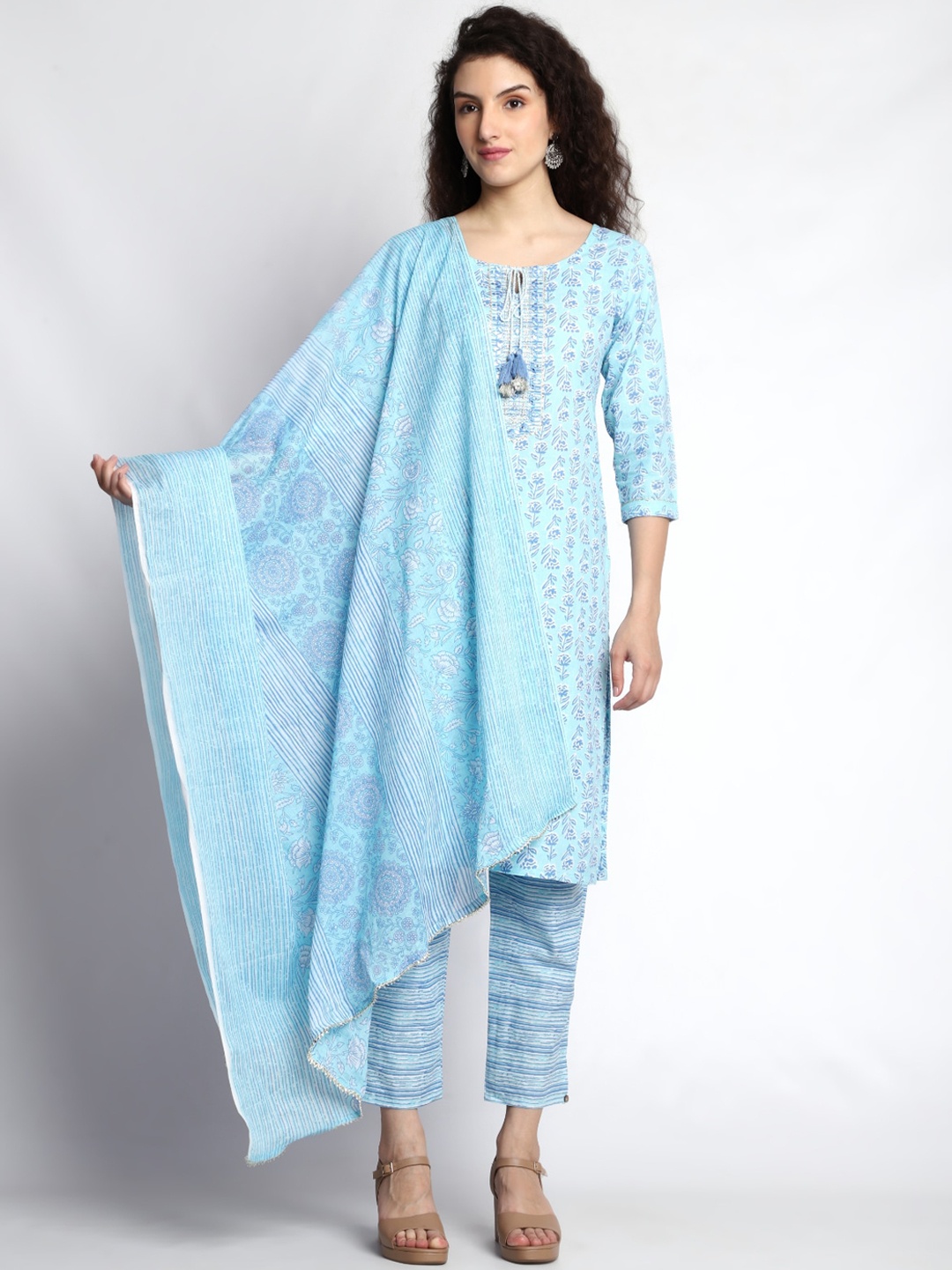 JC4U Floral Printed Tie-Up Neck Gotta Patti Pure Cotton Kurta with Trousers & With Dupatta, Blue
JC4U Floral Printed Tie-Up Neck Gotta Patti Pure Cotton Kurta with Trousers & With Dupatta, Blue