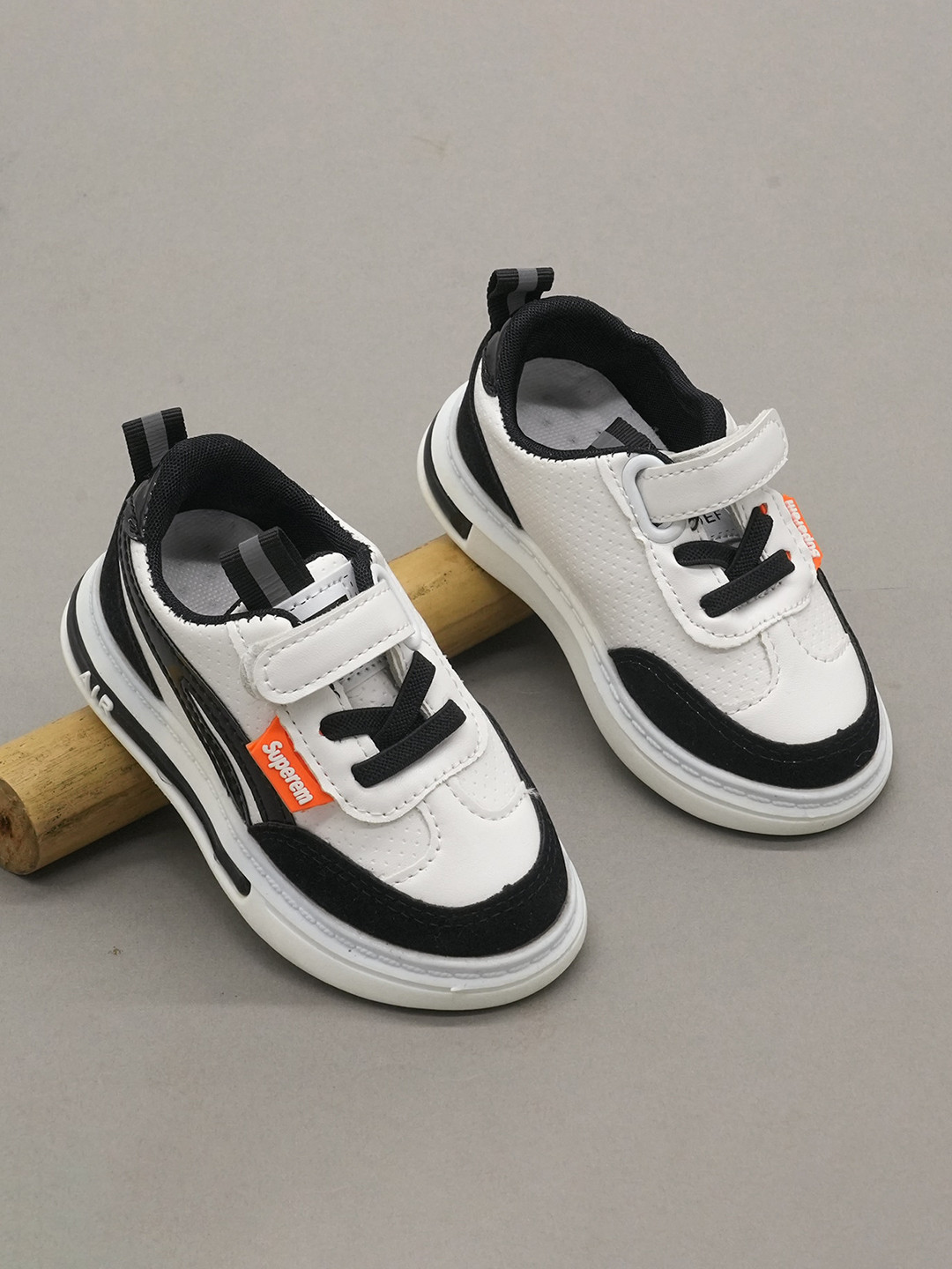 FEETWELL SHOES Kids Colourblocked Comfort Insole Basics Sneakers, White
FEETWELL SHOES Kids Colourblocked Comfort Insole Basics Sneakers, White