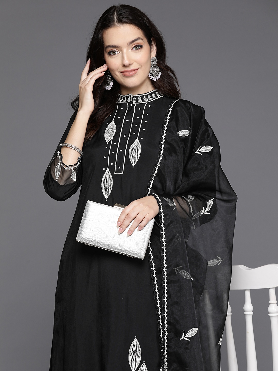 Indo Era Women Floral Embroidered Regular Thread Work Kurta with Trousers & With Dupatta, Black
Indo Era Women Floral Embroidered Regular Thread Work Kurta with Trousers & With Dupatta, Black