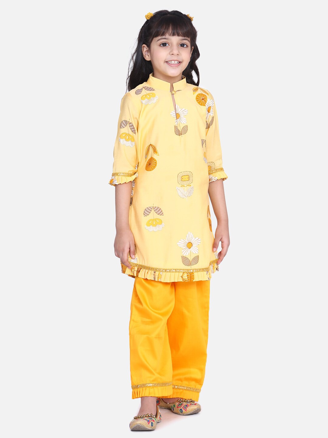 WhiteHenz CLOTHING Girls Floral Printed Gotta Patti Pure Cotton Kurta With Palazzos, Yellow
WhiteHenz CLOTHING Girls Floral Printed Gotta Patti Pure Cotton Kurta With Palazzos, Yellow