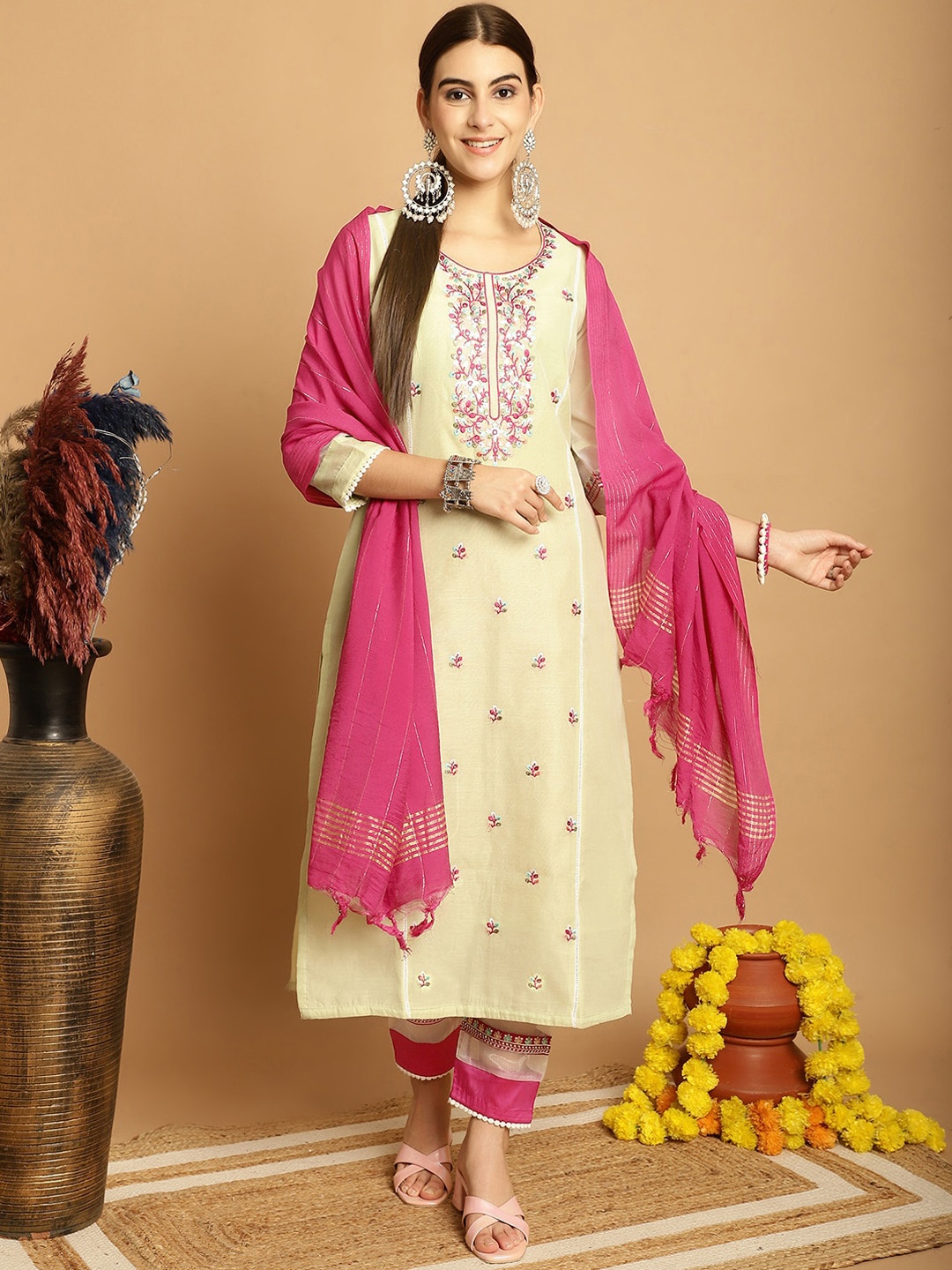 Tulsattva Floral Embroidered Regular Thread Work Kurta With Trousers & Dupatta, Cream
Tulsattva Floral Embroidered Regular Thread Work Kurta With Trousers & Dupatta, Cream