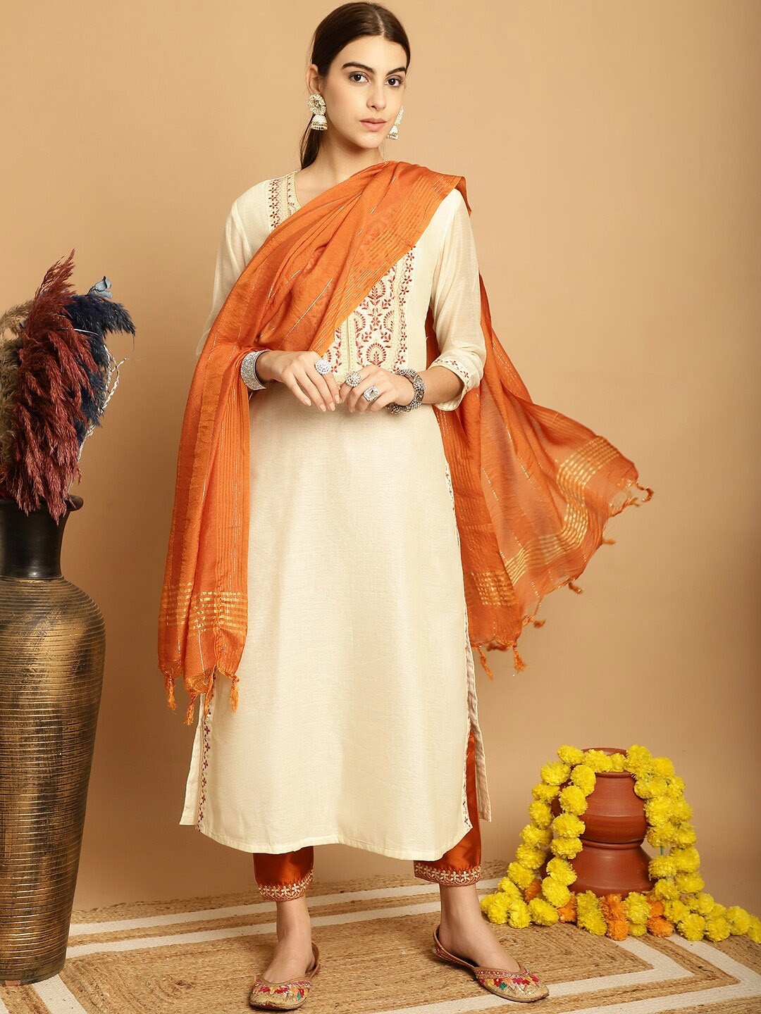 Tulsattva Ethnic Motifs Yoke Design Regular Kurta with Trousers & With Dupatta, Cream
Tulsattva Ethnic Motifs Yoke Design Regular Kurta with Trousers & With Dupatta, Cream