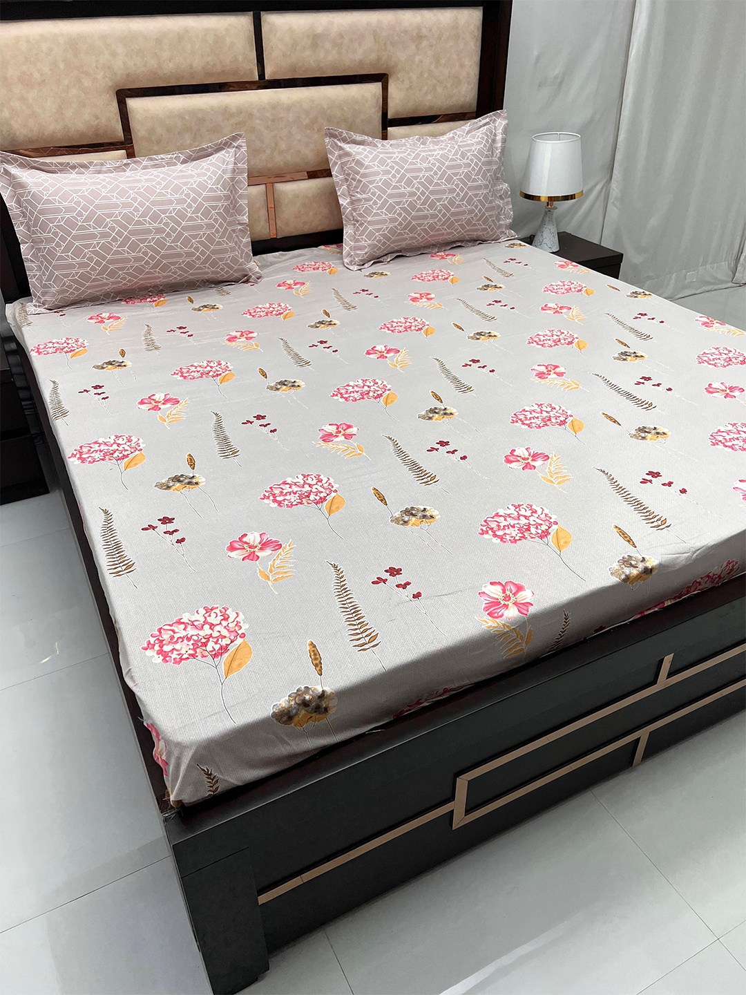Pure Decor Grey & Pink Pure Cotton 330 TC Fitted Super King Bedsheet with 2 Pillow Covers
Pure Decor Grey & Pink Pure Cotton 330 TC Fitted Super King Bedsheet with 2 Pillow Covers