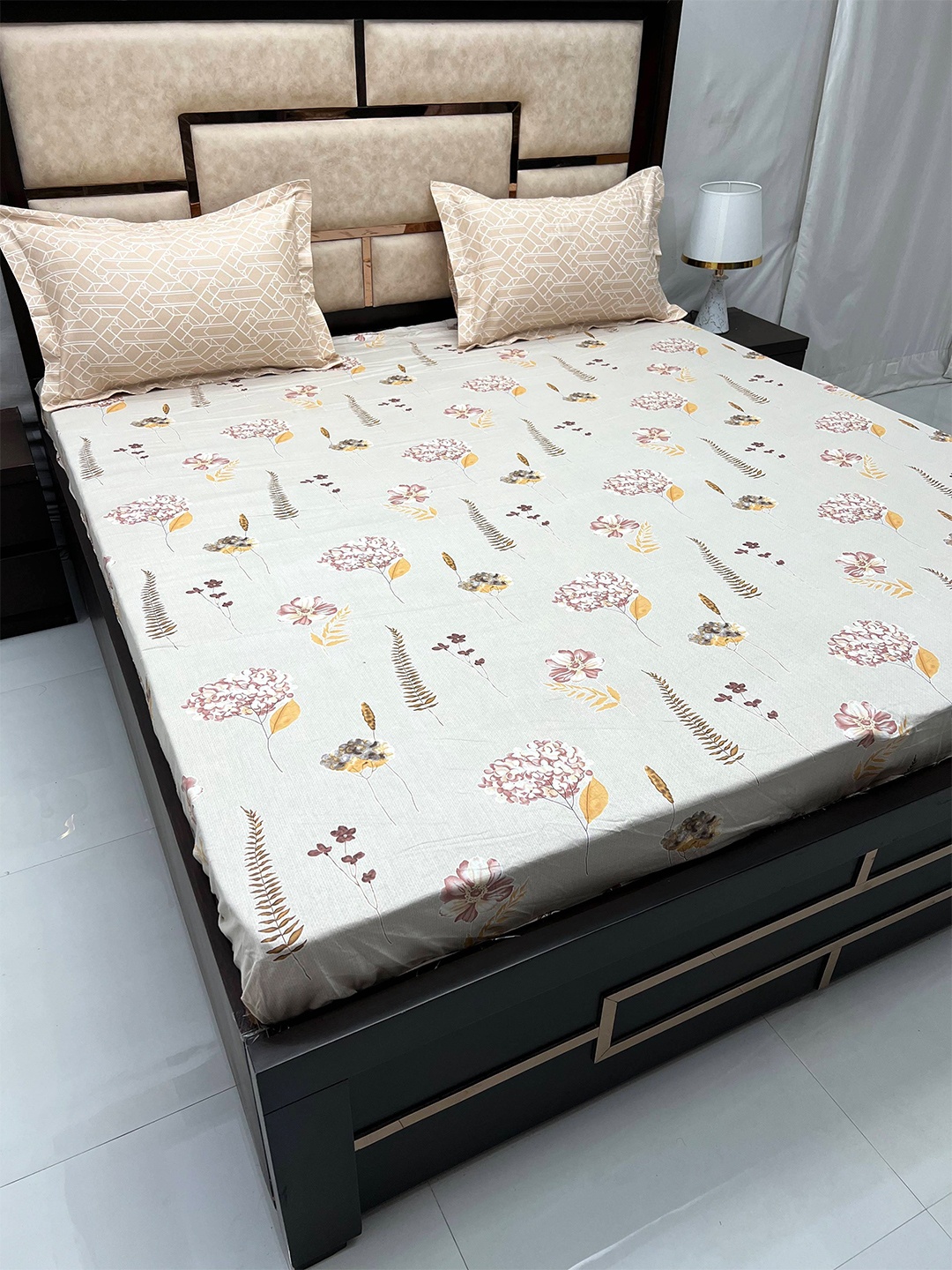 Pure Decor Sapphire White Floral Cotton 330 TC Fitted King Bedsheet with 2 Pillow Covers
Pure Decor Sapphire White Floral Cotton 330 TC Fitted King Bedsheet with 2 Pillow Covers