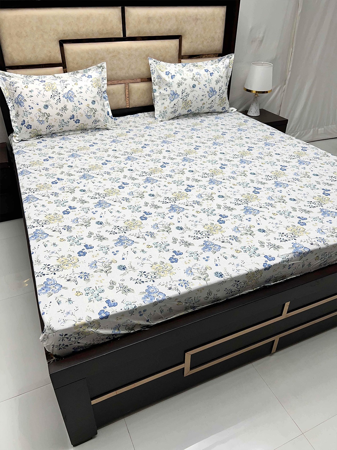 Pure Decor Gem White Floral Pure Cotton 330 TC Fitted King Bedsheet with 2 Pillow Covers
Pure Decor Gem White Floral Pure Cotton 330 TC Fitted King Bedsheet with 2 Pillow Covers