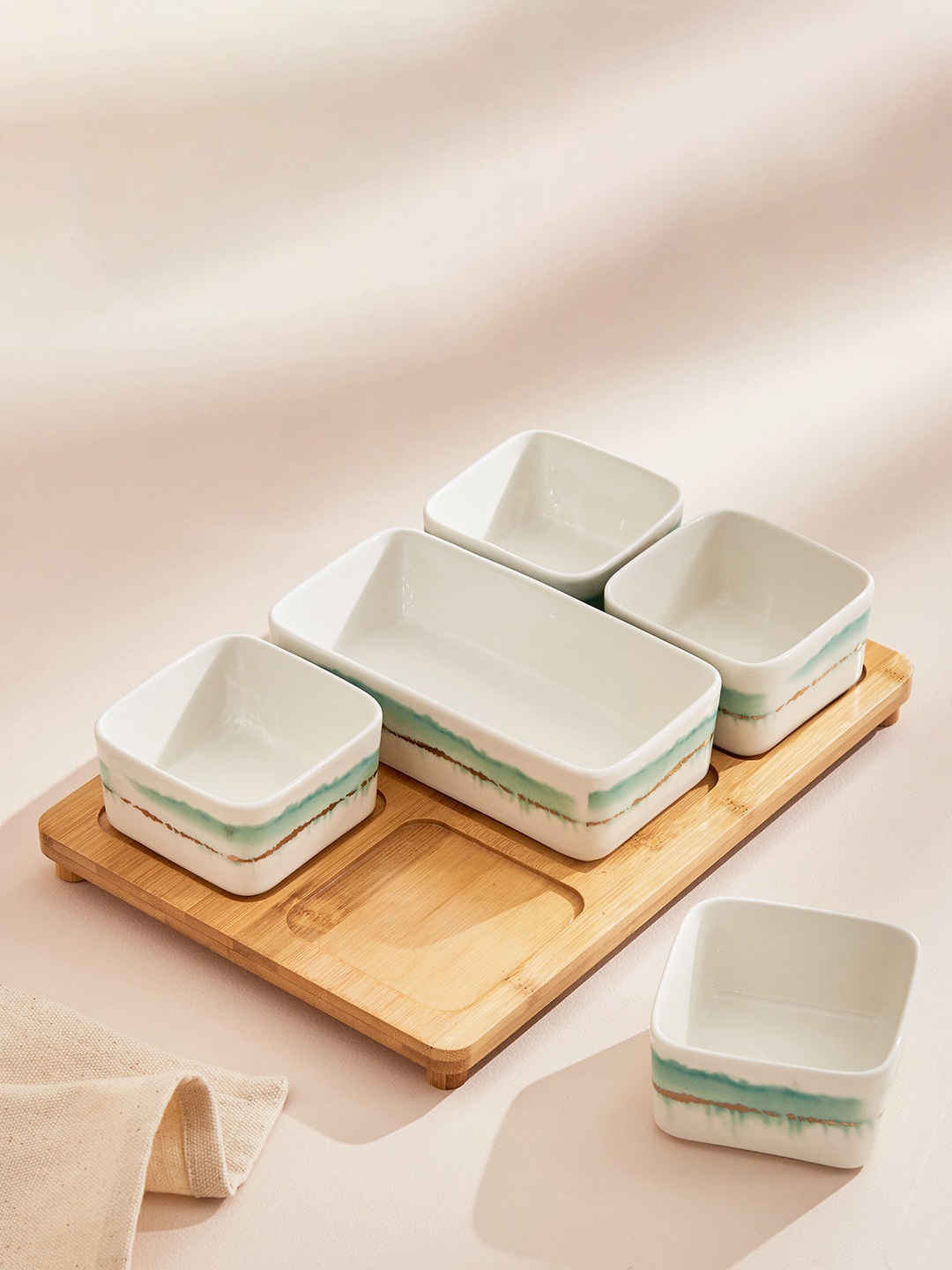 Home Centre Showstopper White & Blue 5 Pieces Porcelain Serving Bowls With Bamboo Stand
Home Centre Showstopper White & Blue 5 Pieces Porcelain Serving Bowls With Bamboo Stand