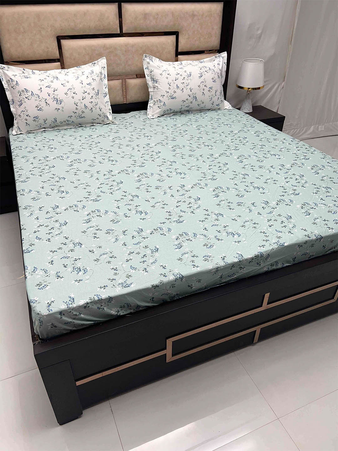 Pure Decor Sapphire Green & White Floral Cotton 260 TC King Bedsheet With 2 Pillow Covers
Pure Decor Sapphire Green & White Floral Cotton 260 TC King Bedsheet With 2 Pillow Covers
