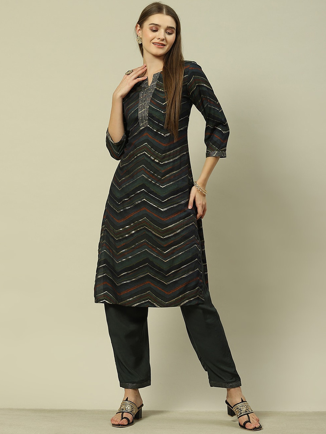Rangriti Chevron Printed Regular Sequinned Kurta With Trousers, Green
Rangriti Chevron Printed Regular Sequinned Kurta With Trousers, Green