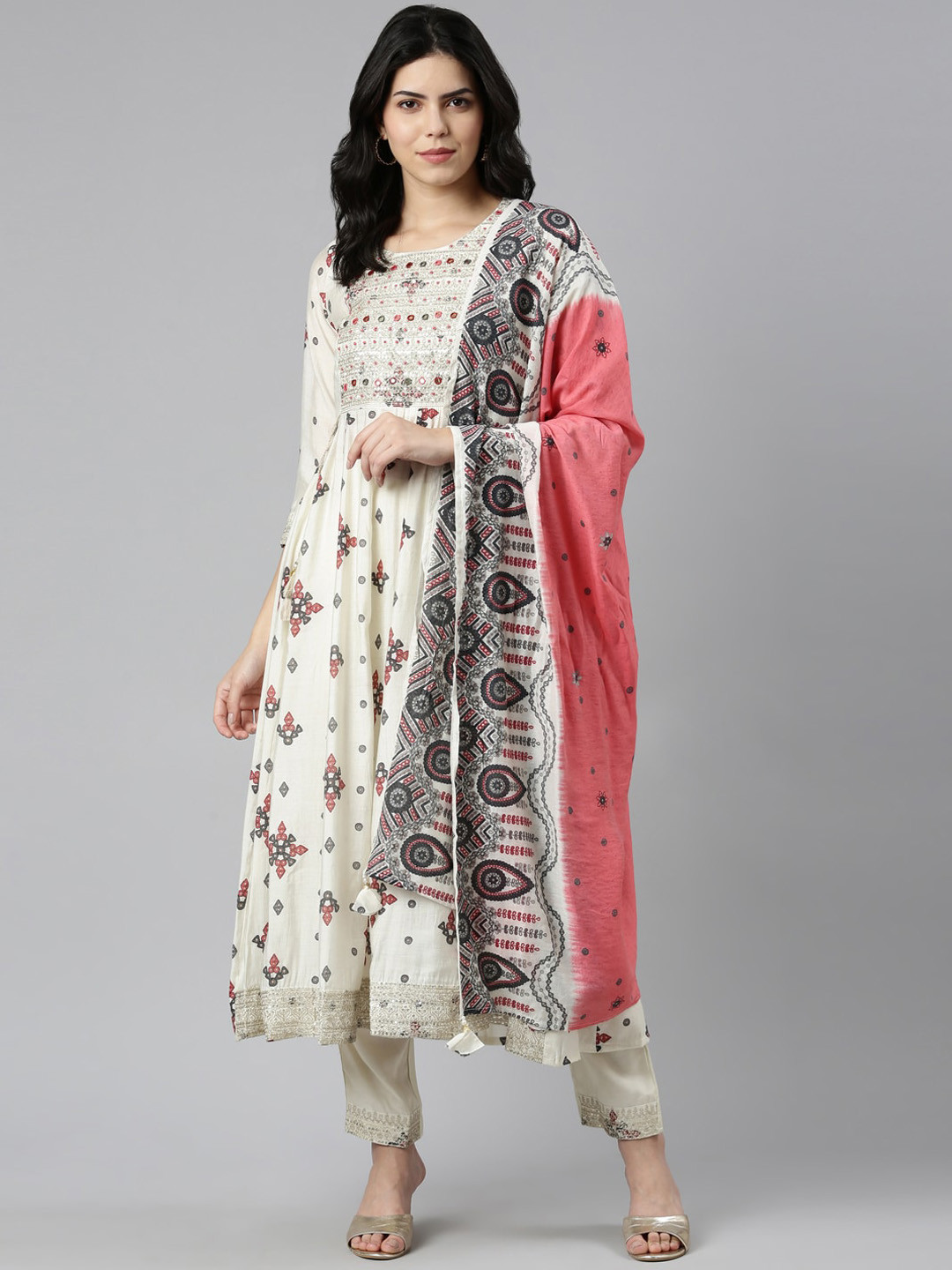 Neerus Ethnic Motifs Printed Regular Aari Work Kurta with Trousers & With Dupatta, Off white
Neerus Ethnic Motifs Printed Regular Aari Work Kurta with Trousers & With Dupatta, Off white