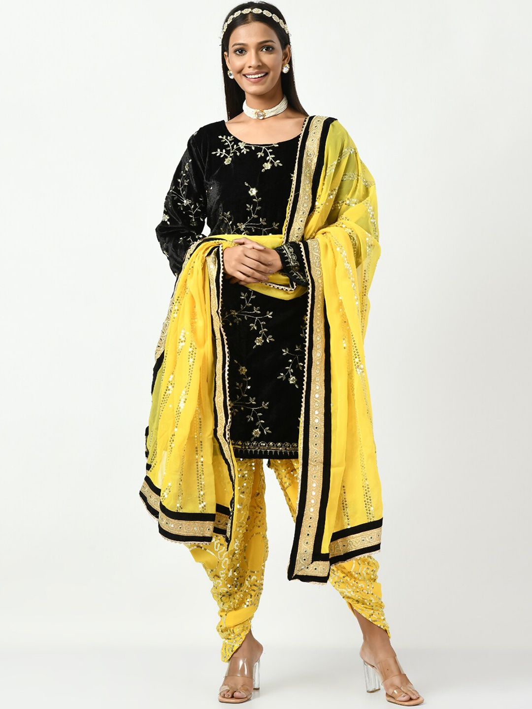 Angroop Floral Sequinned Embroidered Regular Velvet Kurta With Patiala & Dupatta, Black
Angroop Floral Sequinned Embroidered Regular Velvet Kurta With Patiala & Dupatta, Black