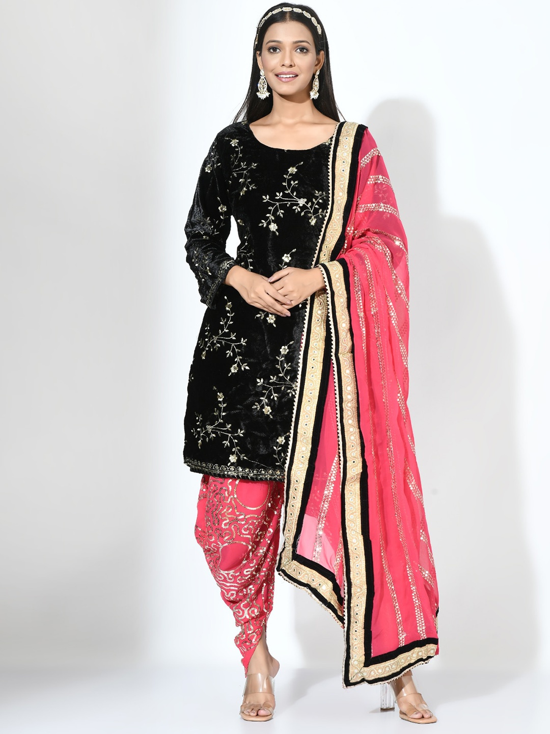 Angroop Floral Sequinned Embroidered Regular Velvet Kurta With Patiala & Dupatta, Black
Angroop Floral Sequinned Embroidered Regular Velvet Kurta With Patiala & Dupatta, Black