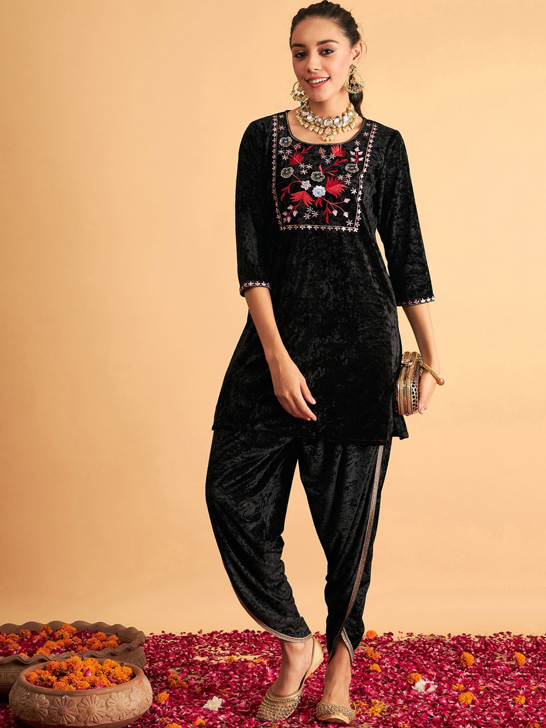 Shae by SASSAFRAS Ethnic Motifs Yoke Design Thread Work Velvet Kurta with Dhoti Pants, Black
Shae by SASSAFRAS Ethnic Motifs Yoke Design Thread Work Velvet Kurta with Dhoti Pants, Black