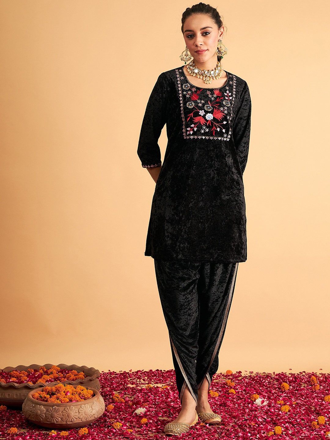 Shae by SASSAFRAS Ethnic Motifs Yoke Design Thread Work Velvet A-Line Kurta, Black
Shae by SASSAFRAS Ethnic Motifs Yoke Design Thread Work Velvet A-Line Kurta, Black
