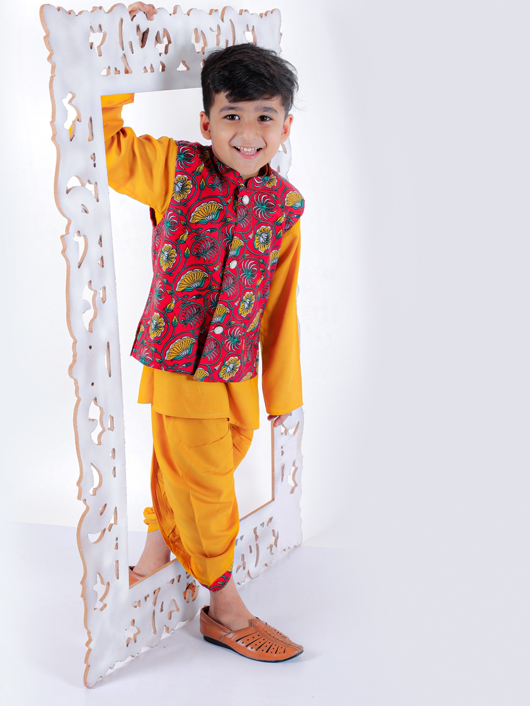 Superminis Boys Ethnic Motifs Printed Regular Kurta With Dhoti Pants & Nehru jacket, Red
Superminis Boys Ethnic Motifs Printed Regular Kurta With Dhoti Pants & Nehru jacket, Red