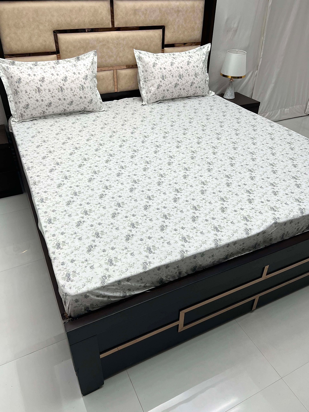 Pure Decor White & Grey Pure Cotton 240 TC Super King Fitted Bedsheet with 2 Pillow Covers
Pure Decor White & Grey Pure Cotton 240 TC Super King Fitted Bedsheet with 2 Pillow Covers