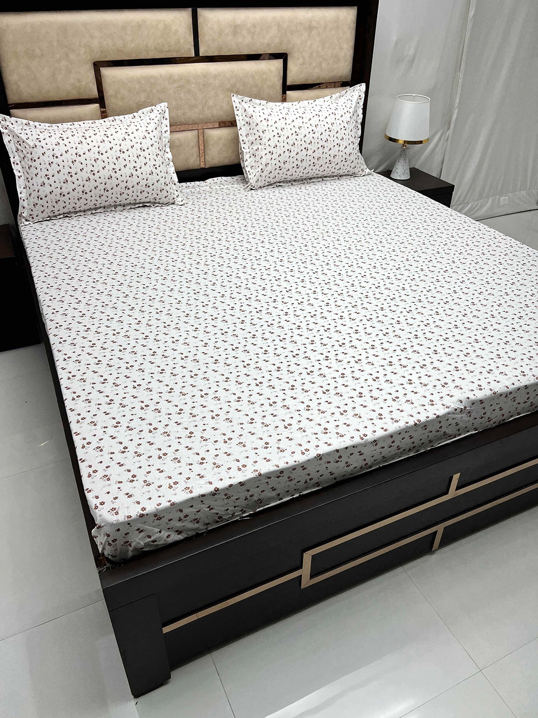 Pure Decor Gem White & Brown Printed Cotton Fitted King Bedsheet with 2 Pillow Covers
Pure Decor Gem White & Brown Printed Cotton Fitted King Bedsheet with 2 Pillow Covers