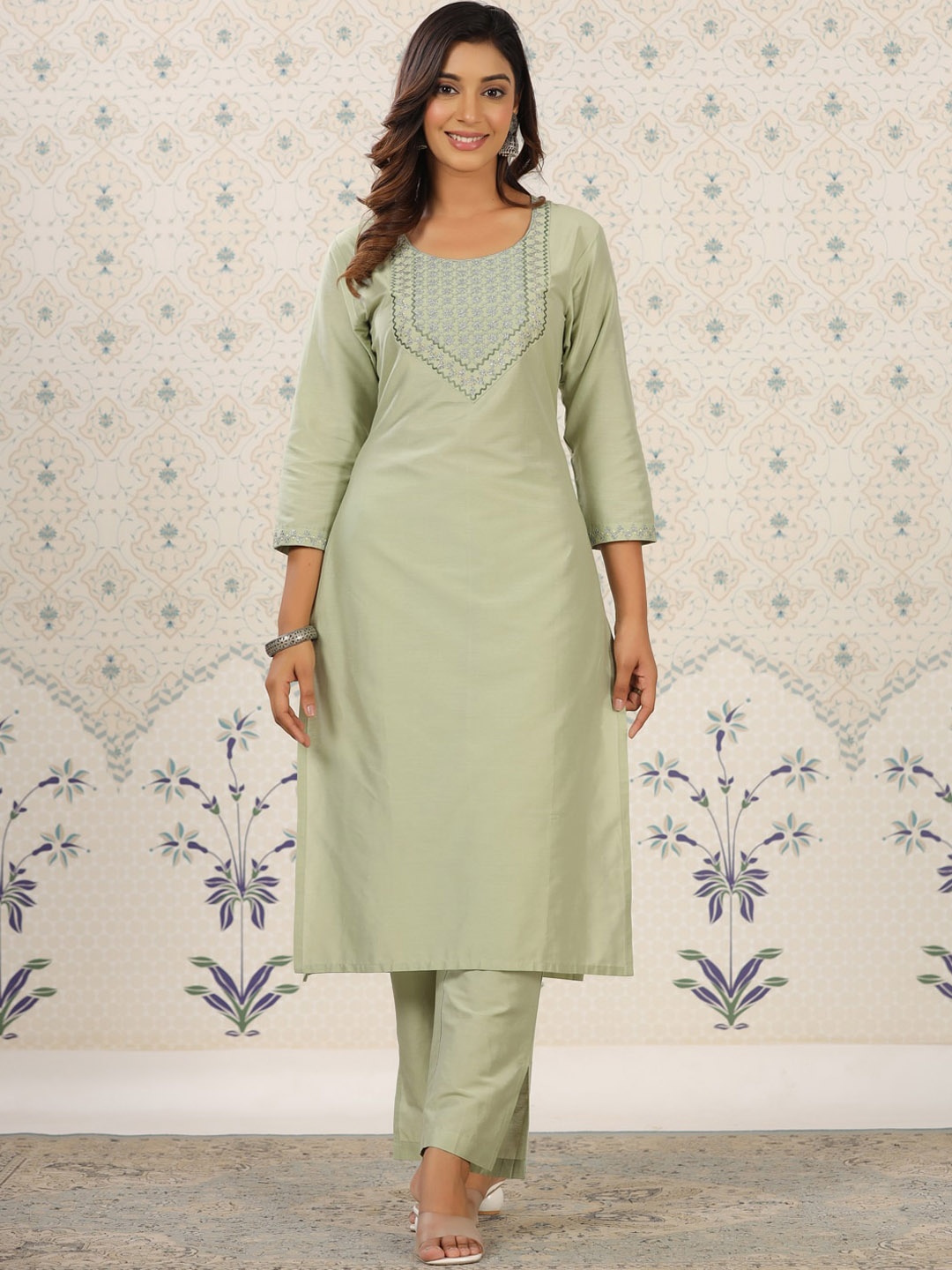 Ode by House of Pataudi Ethnic Motifs Embroidered Thread Work Straight Kurta with Trousers, Lime green
Ode by House of Pataudi Ethnic Motifs Embroidered Thread Work Straight Kurta with Trousers, Lime green