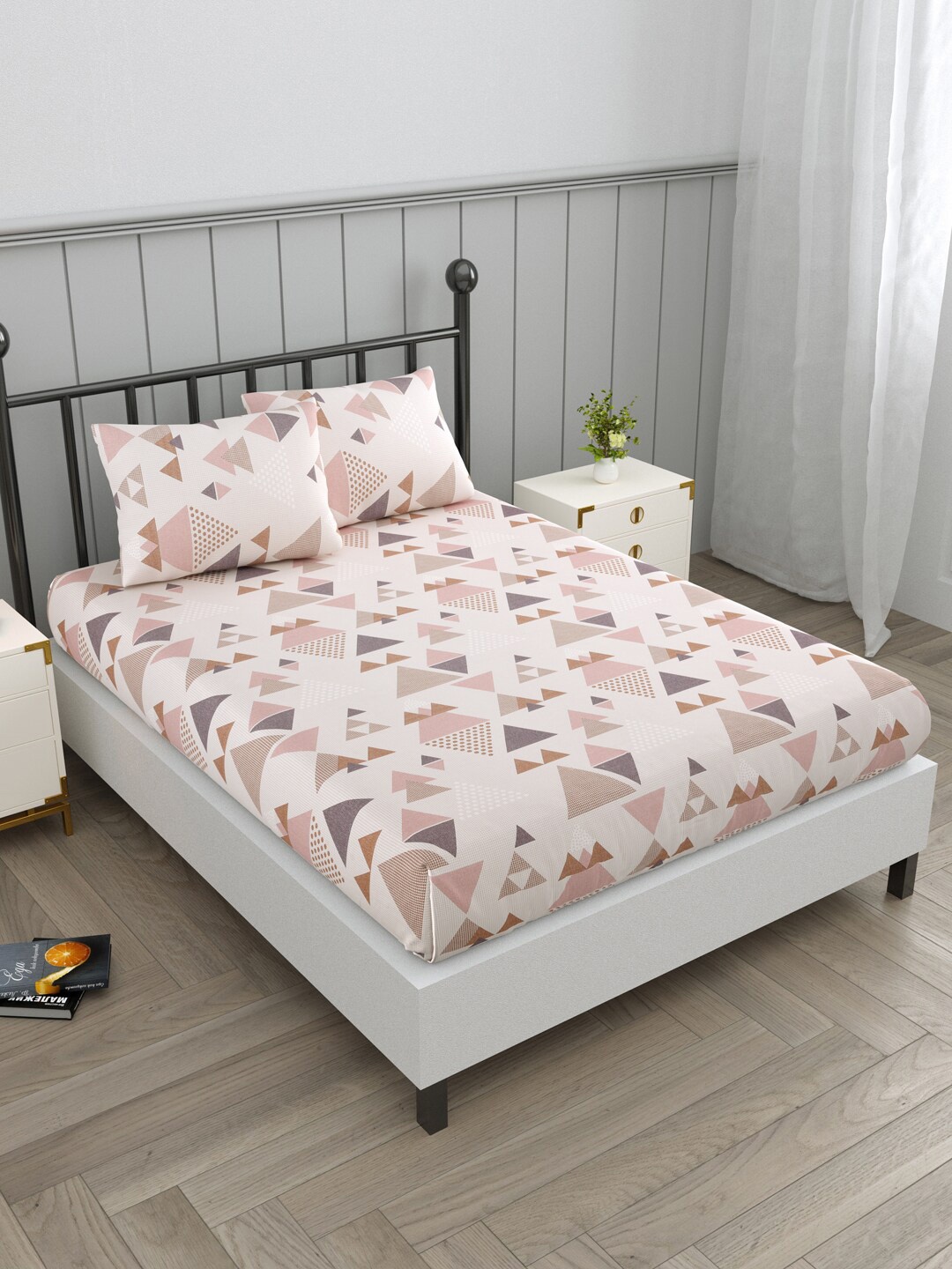 EverHOME Sayla Pink & Brown Geometric Cotton 144 TC Flat Queen Bedsheet & 2 Pillow Covers
EverHOME Sayla Pink & Brown Geometric Cotton 144 TC Flat Queen Bedsheet & 2 Pillow Covers
