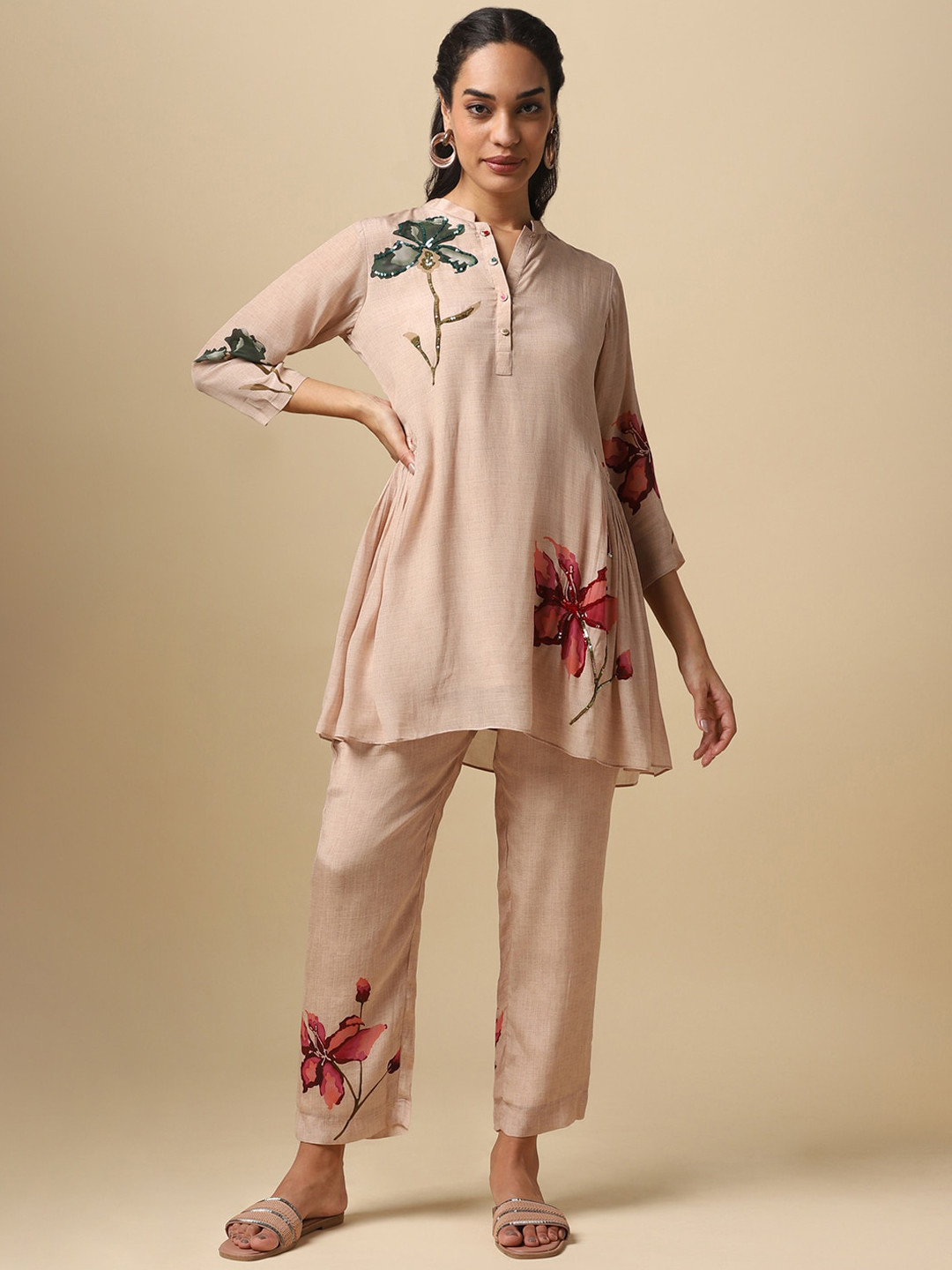 House Of Dharaa Floral Printed Regular Kurti with Trousers, Beige 
House Of Dharaa Floral Printed Regular Kurti with Trousers, Beige