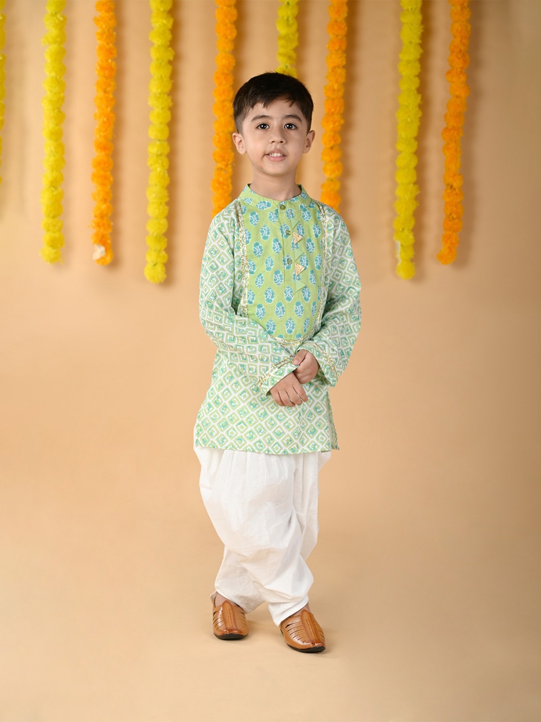 Budding Bees Boys Ethnic Motifs Pure Cotton Printed Kurta With Dhoti Pants & Nehru jacket, Green
Budding Bees Boys Ethnic Motifs Pure Cotton Printed Kurta With Dhoti Pants & Nehru jacket, Green