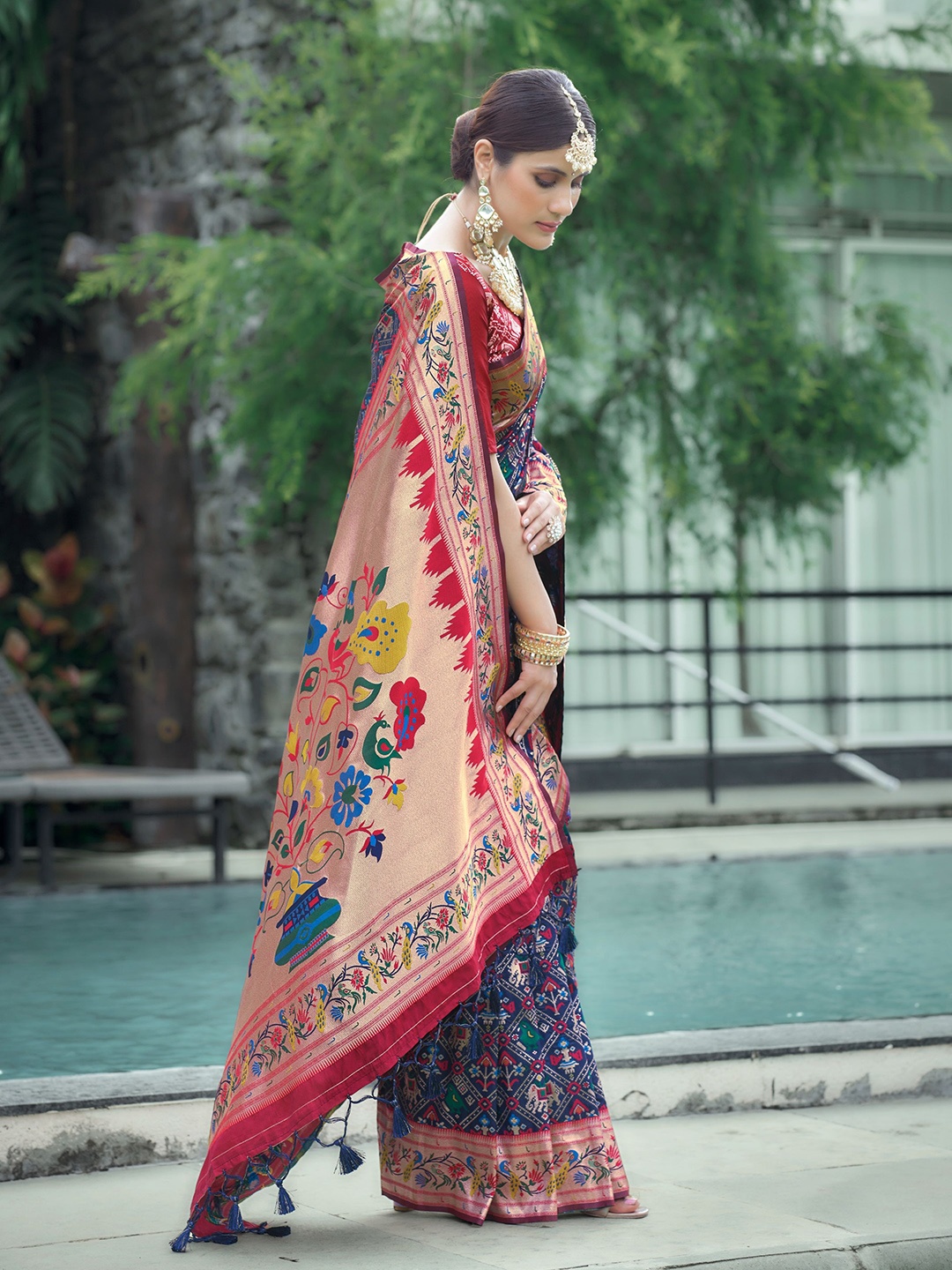 VISHNU WEAVES Ethnic Motifs Woven Design Zari Detail Pure Silk Patola Saree, Navy blue
VISHNU WEAVES Ethnic Motifs Woven Design Zari Detail Pure Silk Patola Saree, Navy blue