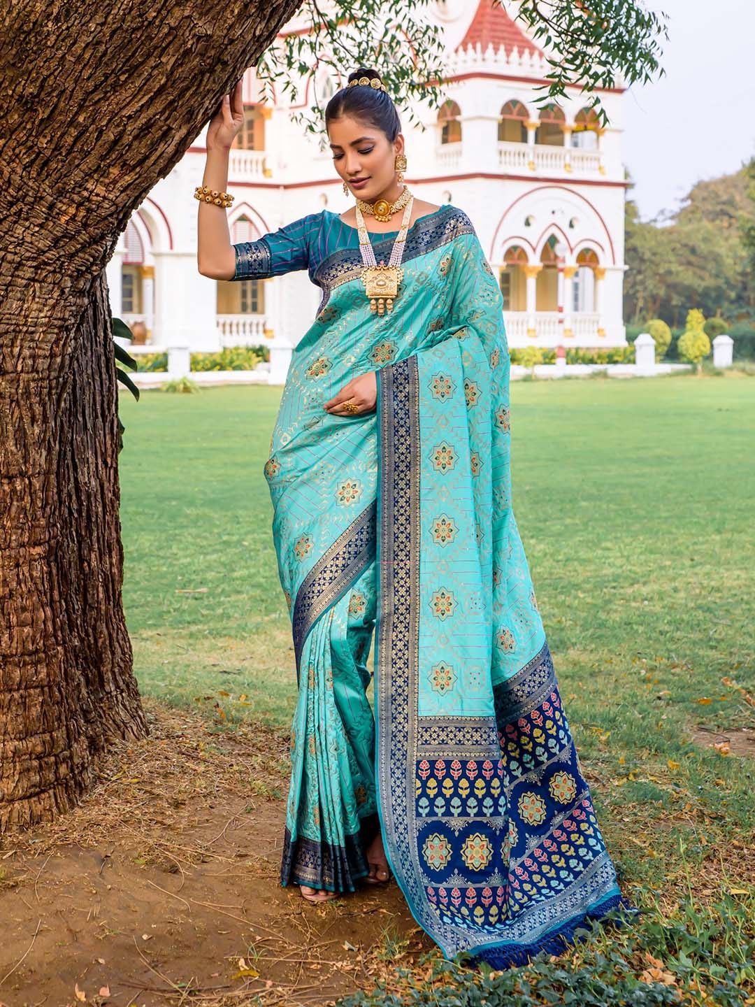 VISHNU WEAVES Ethnic Motifs Woven Design Zari Pure Silk Patola Saree, Turquoise blue
VISHNU WEAVES Ethnic Motifs Woven Design Zari Pure Silk Patola Saree, Turquoise blue