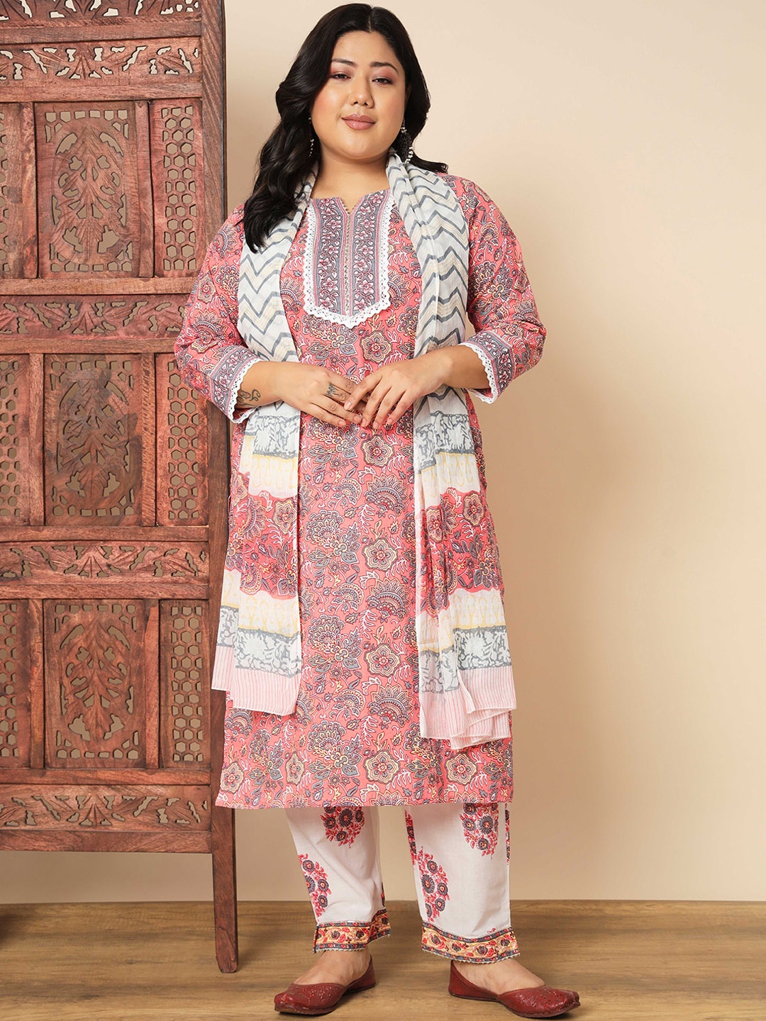Vbuyz Plus Size Floral Printed Round Neck Straight Gotta Patti Kurta Set & Dupatta, Pink
Vbuyz Plus Size Floral Printed Round Neck Straight Gotta Patti Kurta Set & Dupatta, Pink