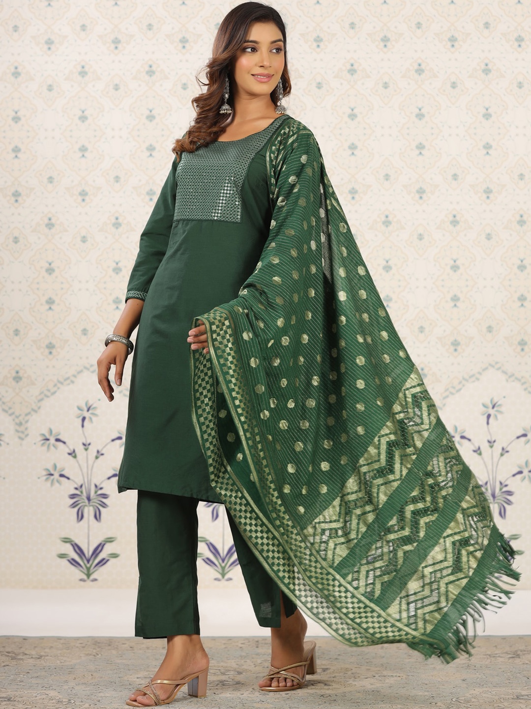 Ode by House of Pataudi Floral Yoke Design Sequined Straight Kurta with Trousers & Dupatta, Green
Ode by House of Pataudi Floral Yoke Design Sequined Straight Kurta with Trousers & Dupatta, Green