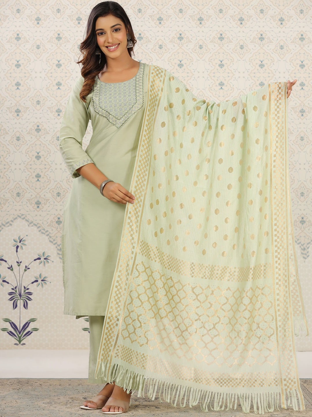 Ode by House of Pataudi Floral Yoke Design Thread Work Kurta with Trousers & Dupatta, Green
Ode by House of Pataudi Floral Yoke Design Thread Work Kurta with Trousers & Dupatta, Green