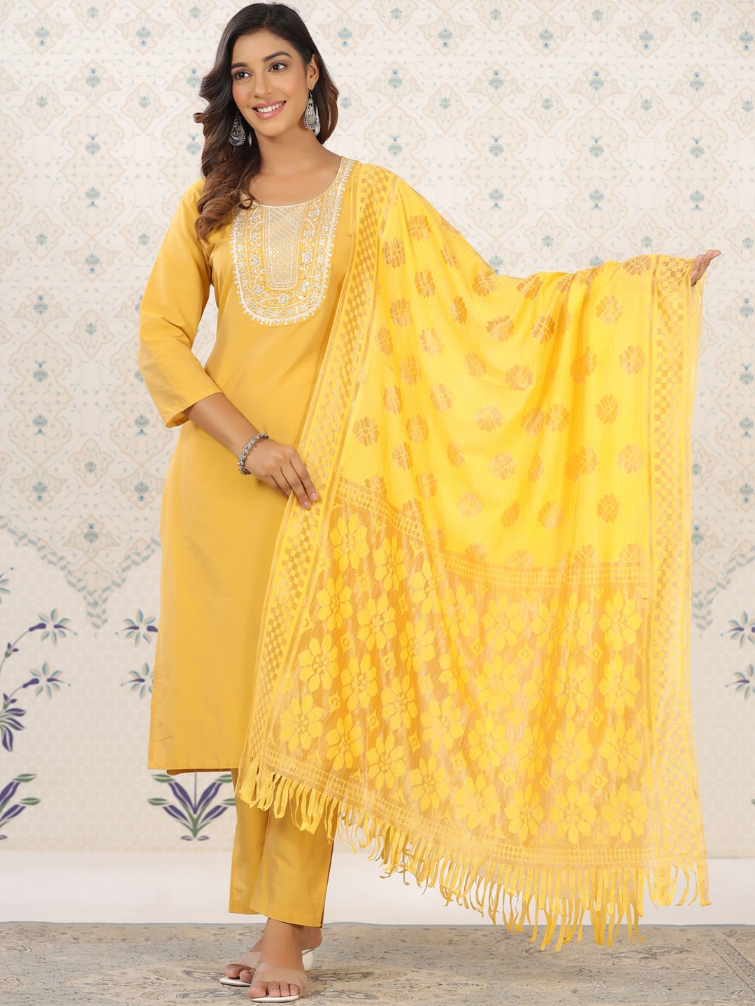 Ode by House of Pataudi Floral Yoke Design Regular Kurta with Trousers & Dupatta, Yellow
Ode by House of Pataudi Floral Yoke Design Regular Kurta with Trousers & Dupatta, Yellow