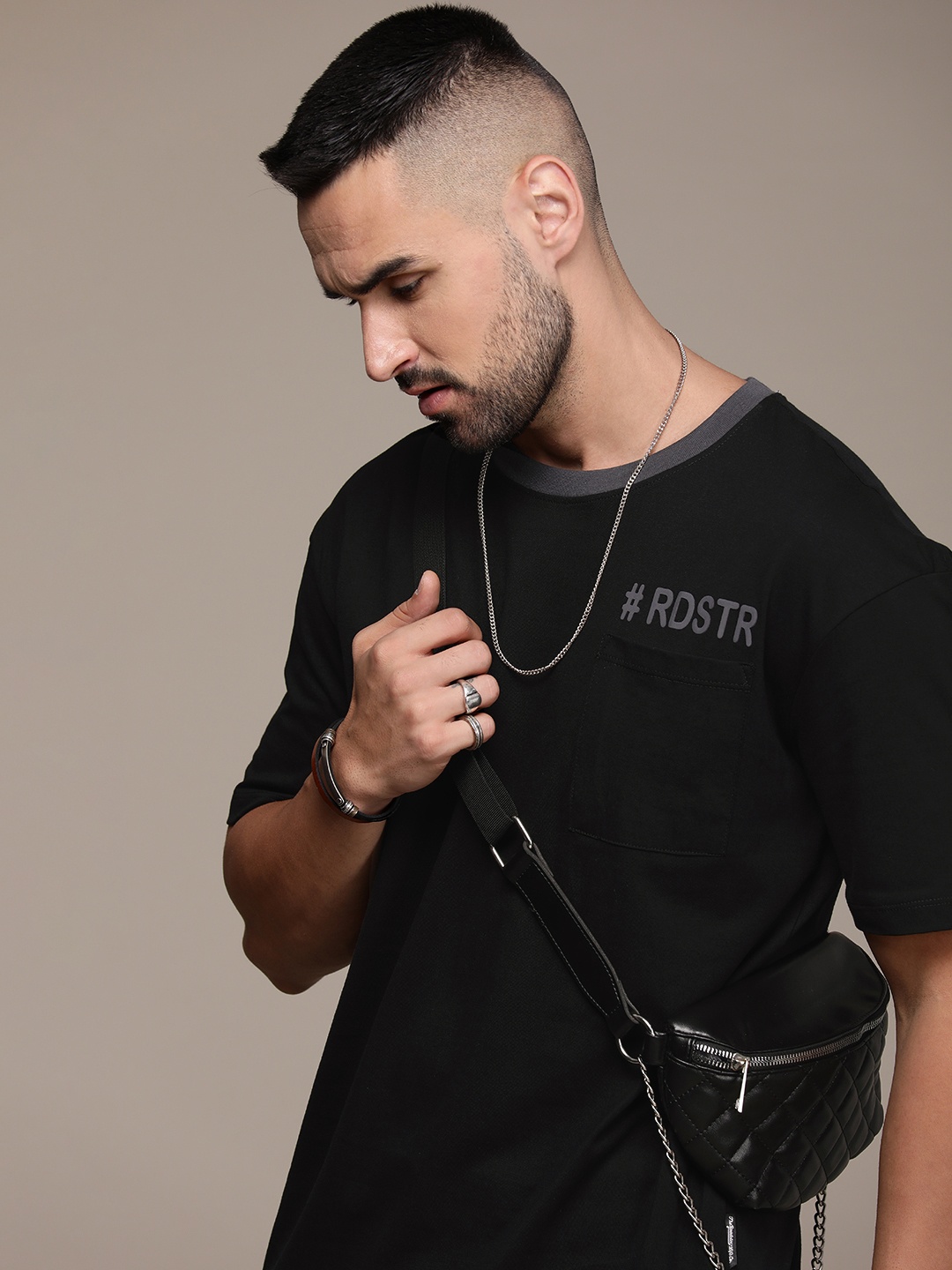 The Roadster Life Co. Pure Cotton Relaxed Fit Printed Drop-Shoulder Sleeves Pocket T-shirt, Black
The Roadster Life Co. Pure Cotton Relaxed Fit Printed Drop-Shoulder Sleeves Pocket T-shirt, Black