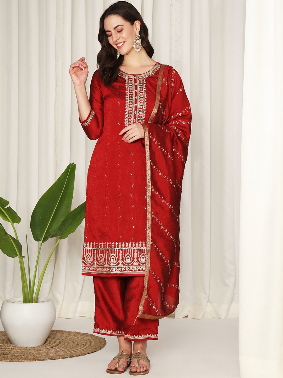 ASPORA Ethnic Motifs Yoke Design Regular Thread Work Kurta With Palazzos & Dupatta, Red
ASPORA Ethnic Motifs Yoke Design Regular Thread Work Kurta With Palazzos & Dupatta, Red