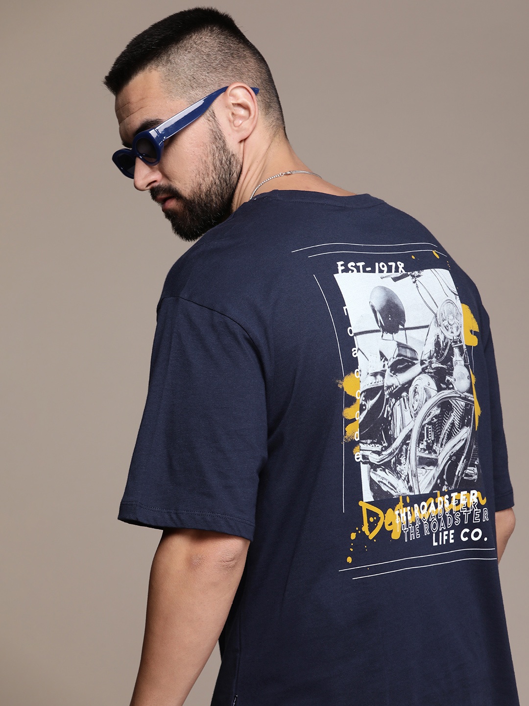 The Roadster Life Co. Pure Cotton Graphic Printed Drop-Shoulder Sleeves Casual T-shirt, Navy blue
The Roadster Life Co. Pure Cotton Graphic Printed Drop-Shoulder Sleeves Casual T-shirt, Navy blue