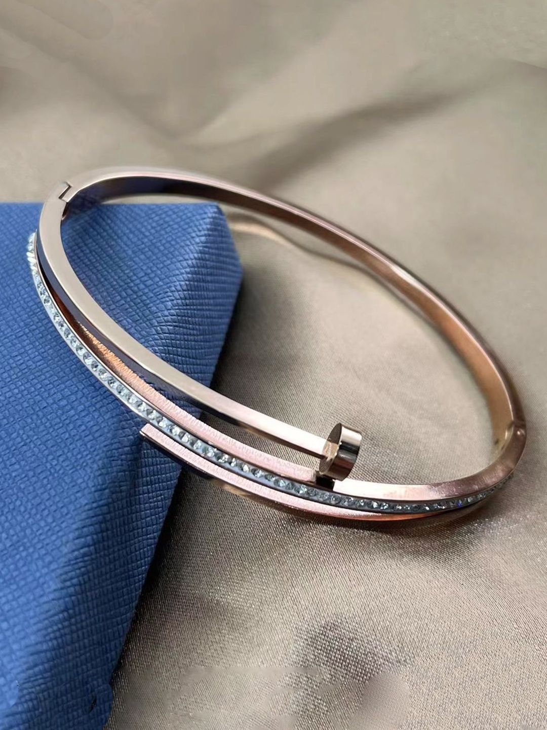 Jewels Galaxy Stainless Steel American Diamond Rose Gold-Plated Bangle-Style Bracelet
Jewels Galaxy Stainless Steel American Diamond Rose Gold-Plated Bangle-Style Bracelet