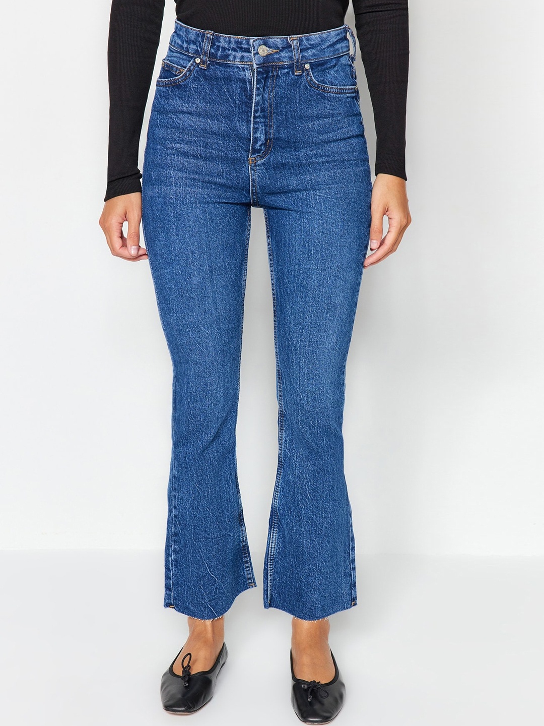 Trendyol Women Mid-Raise Regular Fit Clean Look Light Fade Stretchable Casual Jeans, Blue
Trendyol Women Mid-Raise Regular Fit Clean Look Light Fade Stretchable Casual Jeans, Blue