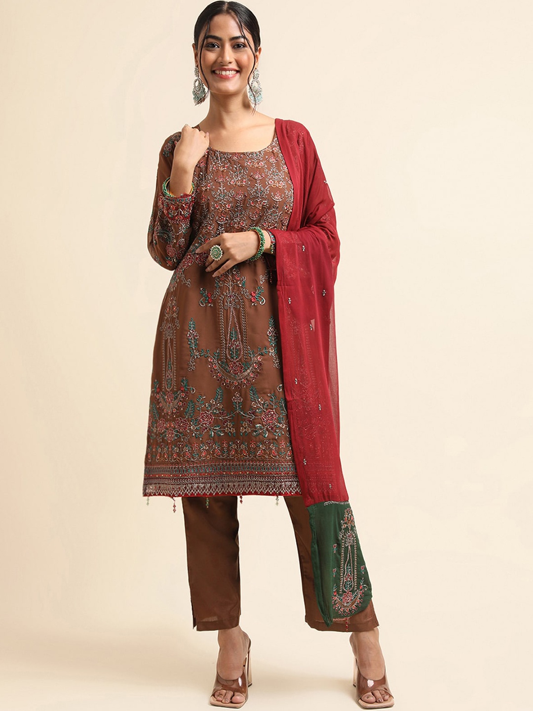 ODETTE Ethnic Motifs Embroidered Regular Thread Work Kurta with Trousers & Dupatta, Brown
ODETTE Ethnic Motifs Embroidered Regular Thread Work Kurta with Trousers & Dupatta, Brown