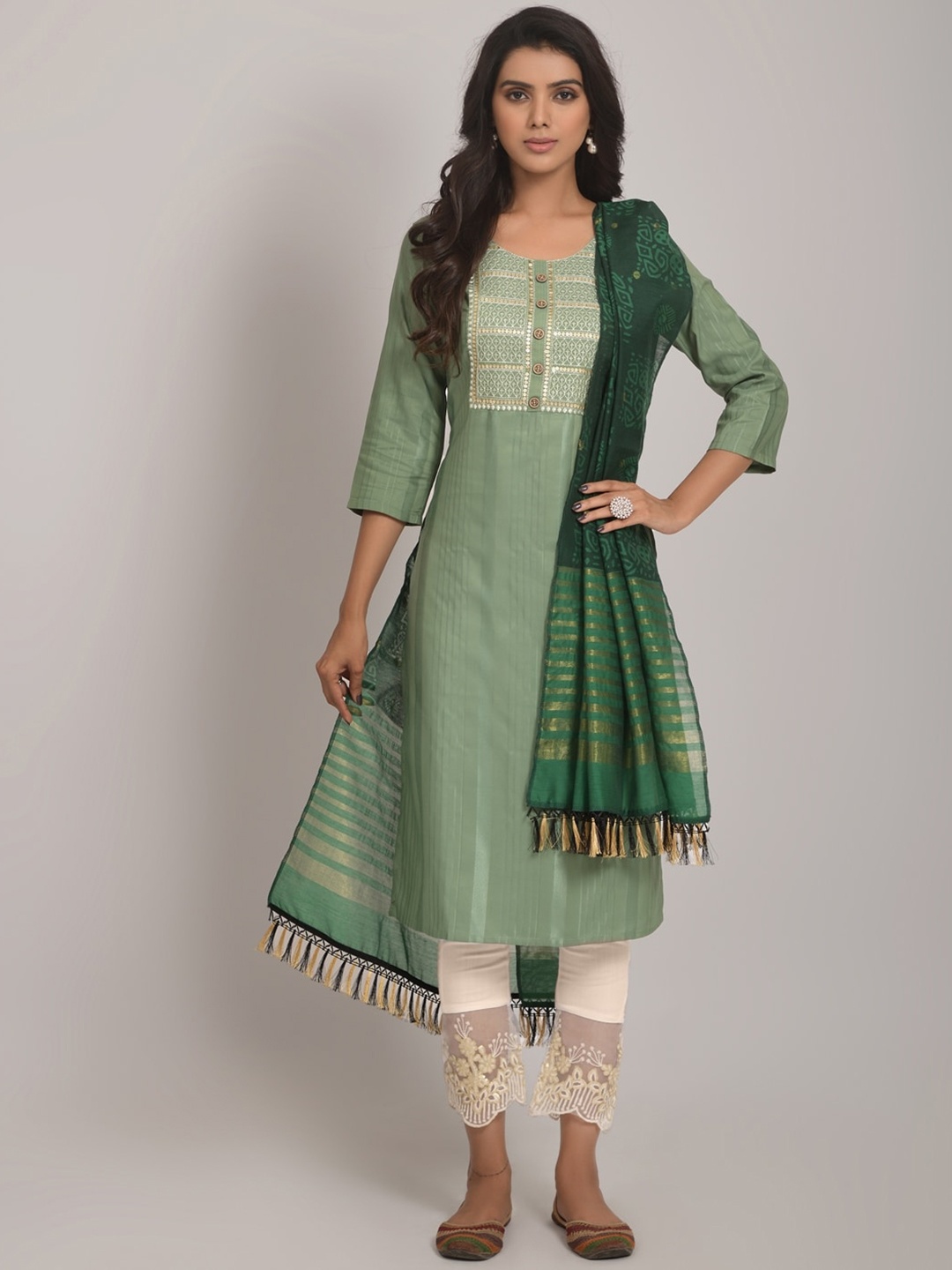 JAPNAAM Ethnic Motifs Yoke Design Regular Thread Work Kurta With Trousers & Dupatta, Green
JAPNAAM Ethnic Motifs Yoke Design Regular Thread Work Kurta With Trousers & Dupatta, Green
