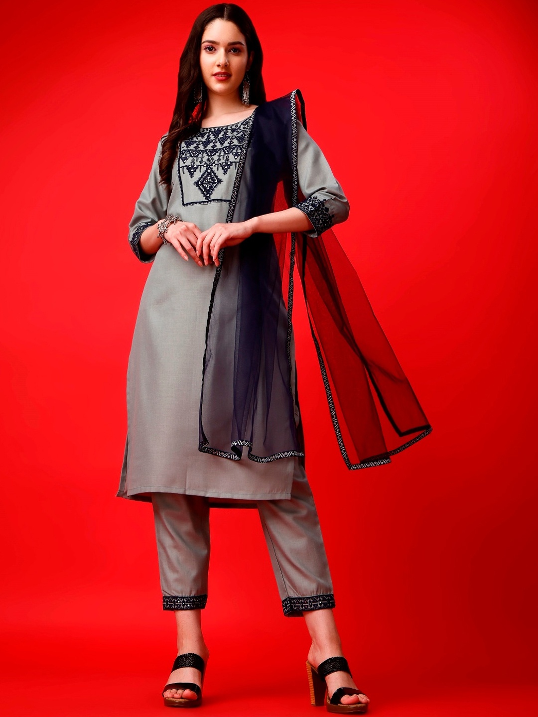 JAPNAAM Ethnic Motifs Yoke Design Thread Work Straight Kurta & Trousers With Dupatta, Grey
JAPNAAM Ethnic Motifs Yoke Design Thread Work Straight Kurta & Trousers With Dupatta, Grey